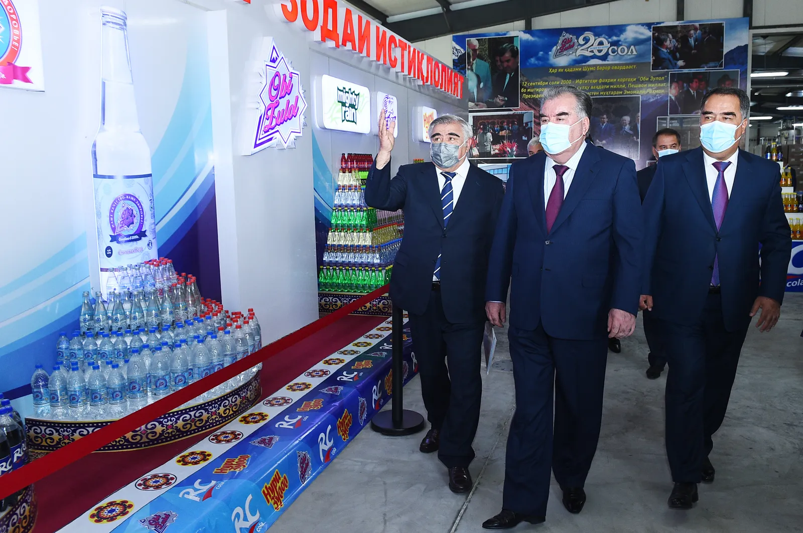 Президенти Тоҷикистон Эмомалӣ Раҳмон дар ҷашни бистсолагии «Оби Зулол»